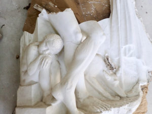 Relief i gips stukkatør Jacobsen-Friis Skadet relief