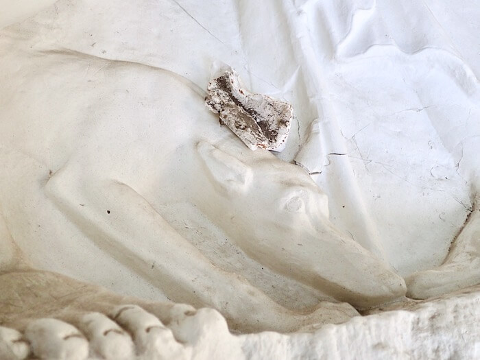 Detalje fra smadret relief i gips inden reparation af stukkatør Jacobsen-Friis